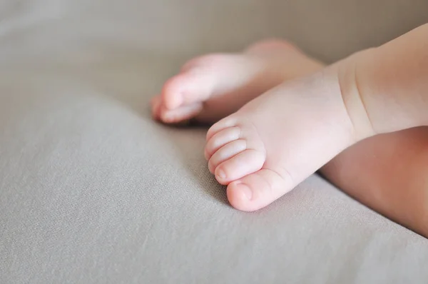 Pés de bebê em toalha — Fotografia de Stock