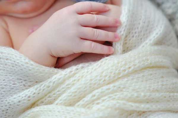 새로 태어난된 아기 손 — 스톡 사진
