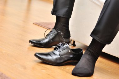 Yakışıklı genç adam.