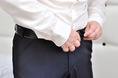 Yakışıklı genç adam.