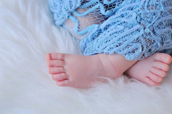 Nahaufnahme kleiner Füße von Neugeborenen — Stockfoto