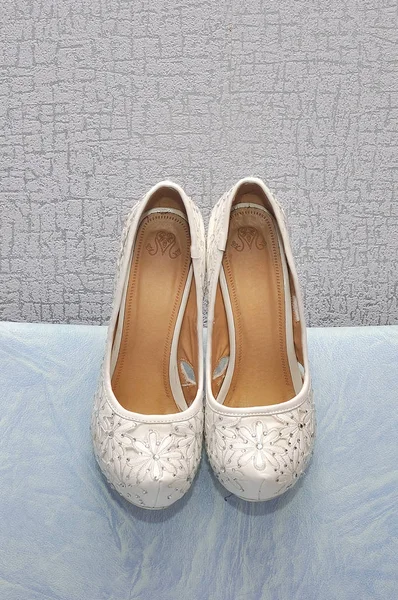 Sapatos de salto alto da noiva no sofá — Fotografia de Stock