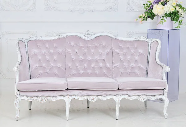 Royales Sofa im luxuriösen Interieur — Stockfoto