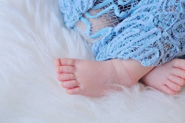 Детские ножки на белом фоне — стоковое фото
