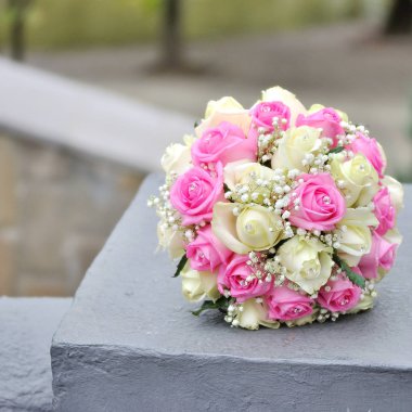 çiçekler üzerinde iki altın alyans