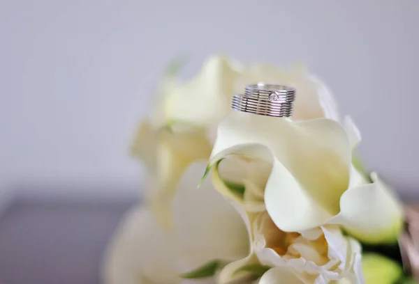 Свадебные цветы и кольца — стоковое фото