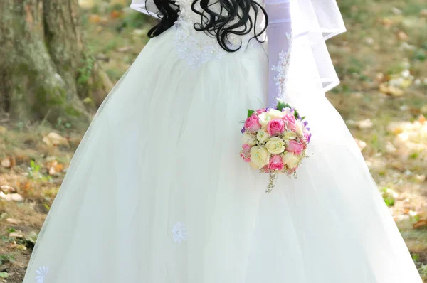 Flores y anillos de boda —  Fotos de Stock