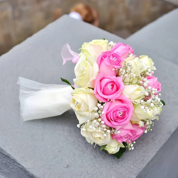 Two Golden Wedding Rings on flowers — Stock Photo, Image