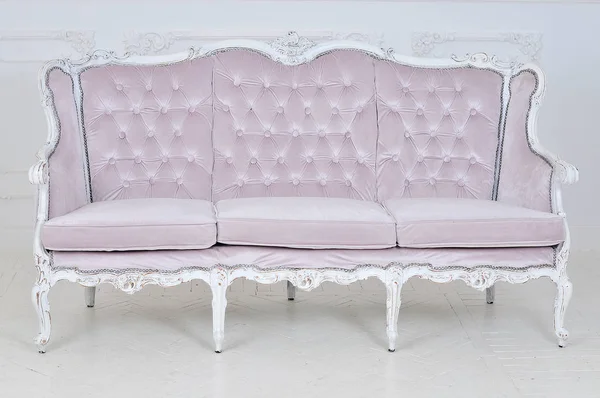 Weißes echtes Leder Sofa im klassischen Stil — Stockfoto