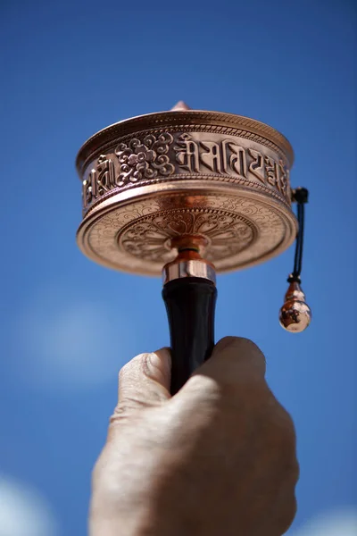 Prayer Wheel against blurred blue sky in Tibet — Stock Photo, Image