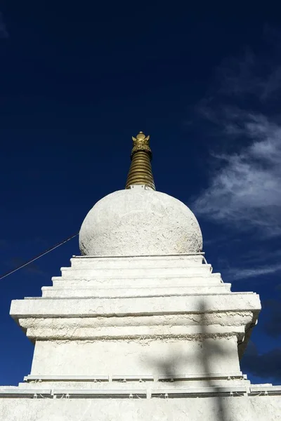 Белая буддийская ступа в Лхасе — стоковое фото