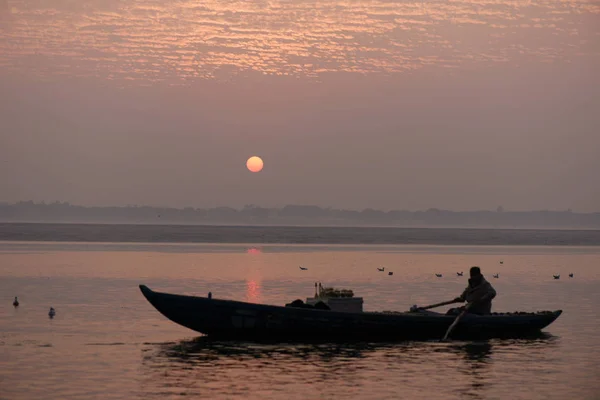 Východ slunce na řece Ganges — Stock fotografie