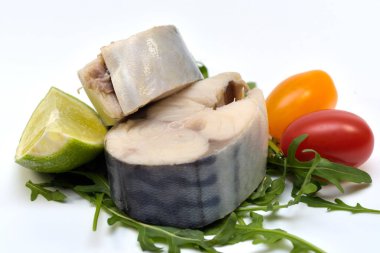 Rucola yaprak ve otlar üzerinde Marine uskumru