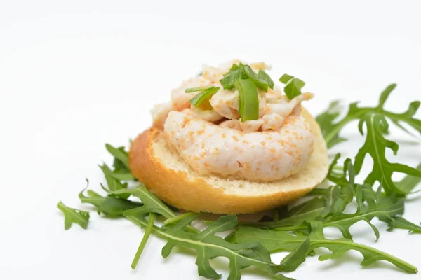 Бутерброд з салатом ікрою риб — стокове фото