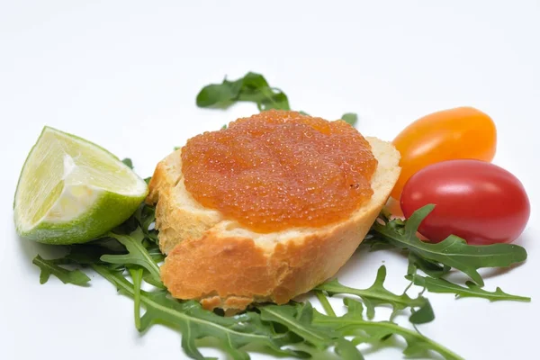 Pike Raw Roe (Pike Caviar) Sandwich, con foglie di rucola, fetta di calce e pomodori — Foto Stock