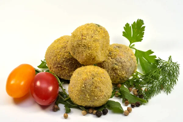 Vis gehaktballen met Rucola bladeren, tomaten en kruiden — Stockfoto