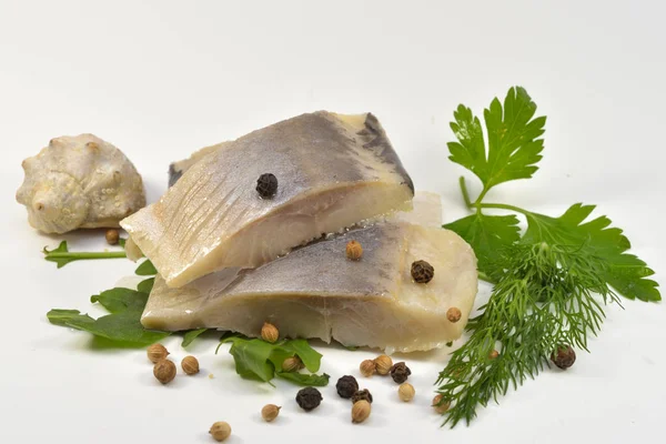 Gemarineerde zonder vel makreel op blaadjes Rucola en kruiden — Stockfoto