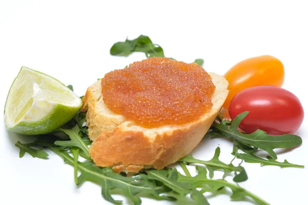 Pike Raw Roe (Pike Caviar) Sandwich, con hojas de rucola, rodajas de lima y tomates — Foto de Stock