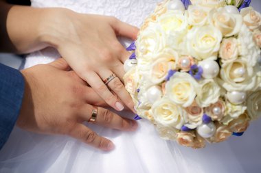 Düğün buketi ile gelin ve damat ellerini yakın