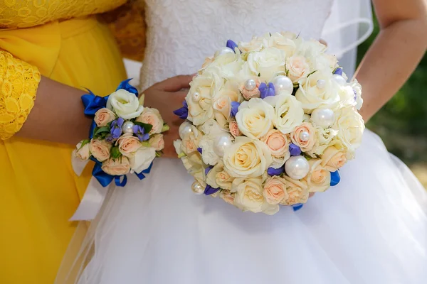 Close up hands with bride's and bridesmaid's bouquet of beige ro — Stock Photo, Image