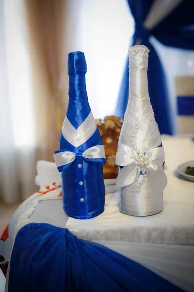 Decorazione bottiglie di champagne di sposa e sposo — Foto Stock