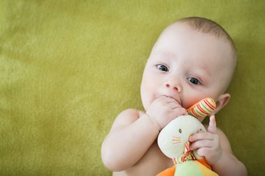 Yeni doğan çocuk portresi yatağında yatıyor