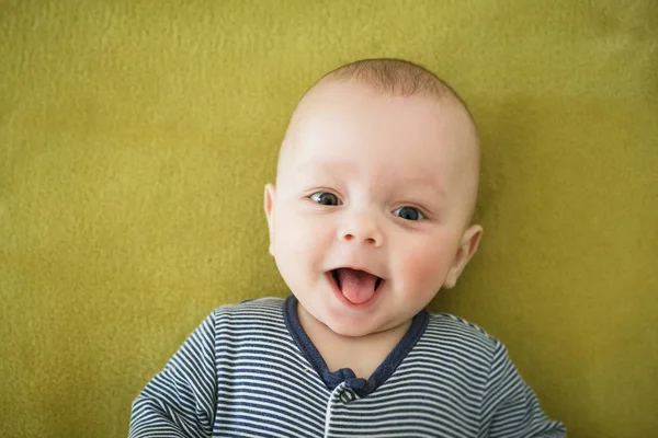 Portret van pasgeboren jongen ligt in het bed — Stockfoto