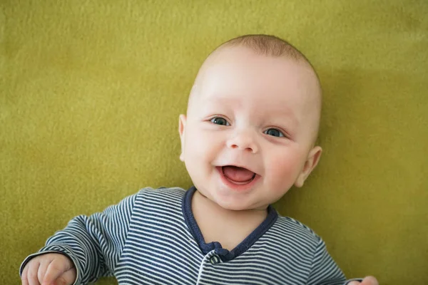 Retrato del niño recién nacido está acostado en la cama — Foto de Stock