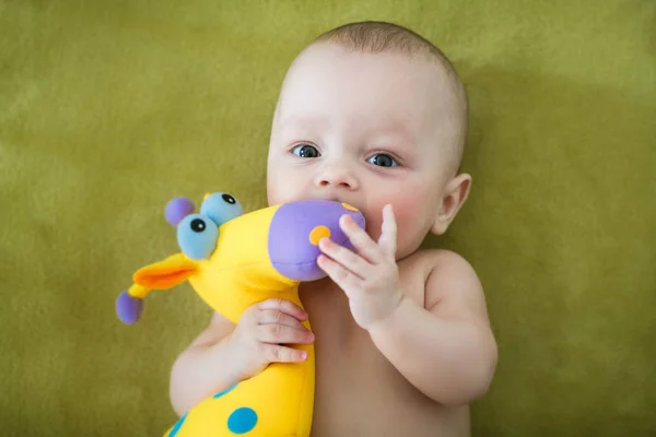 Porträtt av nyfödda pojke är liggande i sängen — Stockfoto