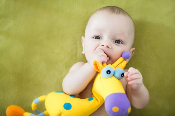 Porträtt av nyfödda pojke är liggande i sängen — Stockfoto