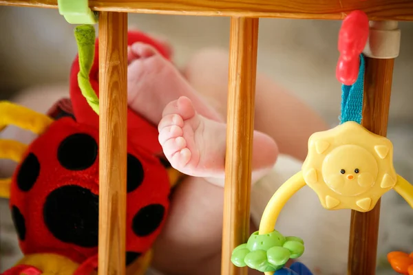 Pé de menino recém-nascido está deitado na cama — Fotografia de Stock