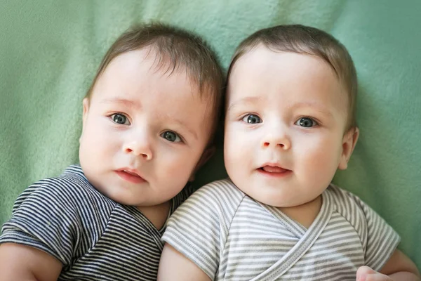 Newborn twins boys are lying on the bed — Stock Photo, Image