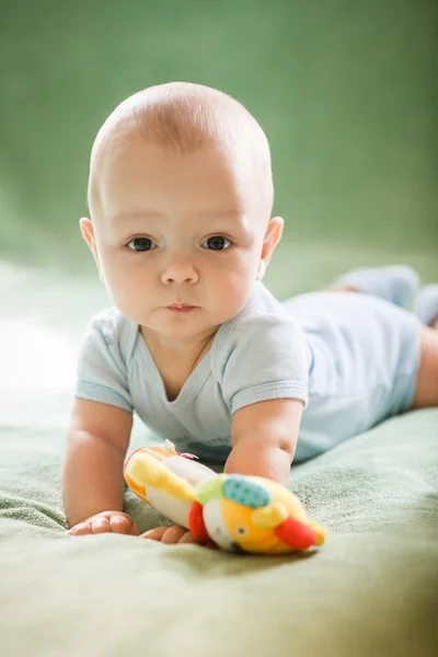 Porträt eines neugeborenen Jungen liegt im Bett lizenzfreie Stockbilder