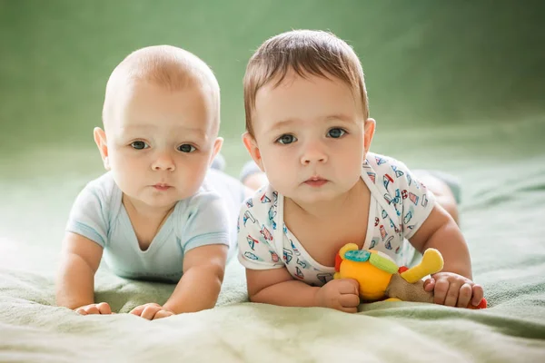 De pasgeboren baby's broer jongen Stockfoto