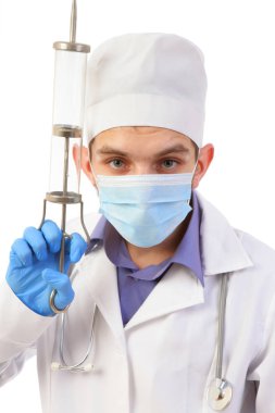 Büyük şırınga izole o maskeyle doktor portresi