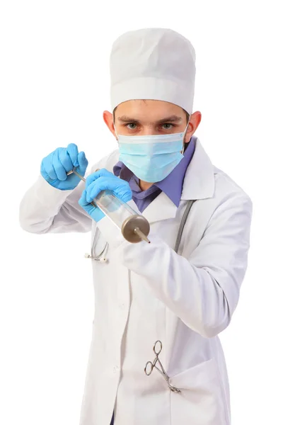 画像的医生在一个面具与大注射器隔离 o — 图库照片