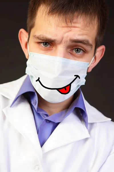 Ritratto del medico in maschera sullo sfondo scuro — Foto Stock