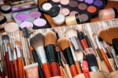 Kozmetik fırçalı çok renkli göz gölgeleri