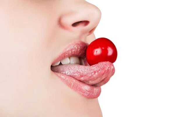 Potret mulut seksi makan ceri terisolasi di backg putih — Stok Foto
