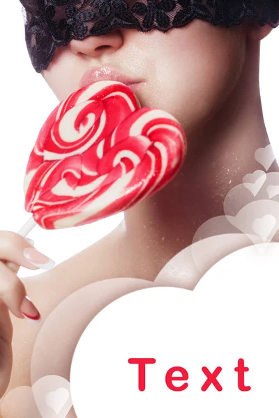 Piros szív nyalóka a száját a lány zár-megjelöl-a maszk — Stock Fotó