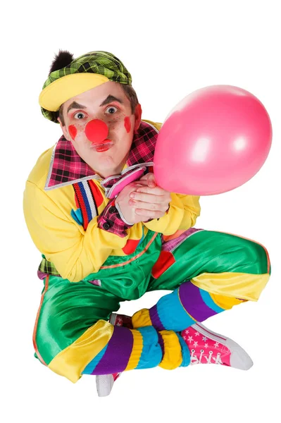 Clown mit Luftballon in der Hand, isoliert auf weißem Hintergrund — Stockfoto