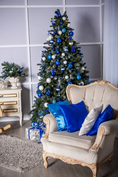 Bild Von Schornstein Und Geschmücktem Weihnachtsbaum Mit Geschenk — Stockfoto