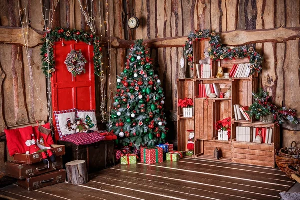 ギフトで飾られたクリスマス ツリー — ストック写真