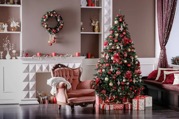 Görüntü baca ve hediye ile dekore edilmiş Noel ağacı