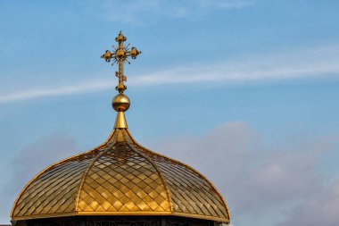 Ortodoks Hıristiyan Kilisesi yaldızlı kubbesi mavi gökyüzü arka plan üzerinde parlar 
