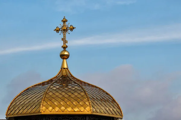 Cúpula Dourada Igreja Cristã Ortodoxa Brilha Fundo Céu Azul — Fotografia de Stock