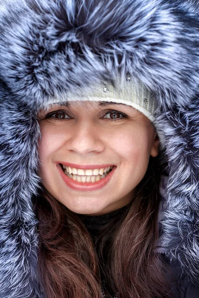 Portret Van Een Prachtige Winter Vrouw Bont Hoed Wandelen Het — Stockfoto