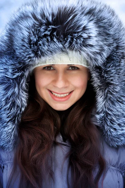 Retrato Uma Bela Mulher Inverno Chapéu Pele Está Andando Parque — Fotografia de Stock
