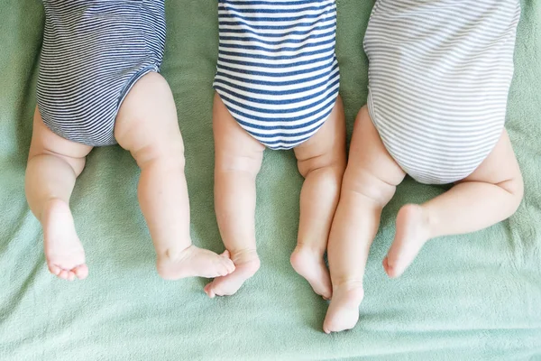 Новорожденные Тройняшки Лежат Животе Одеяле — стоковое фото