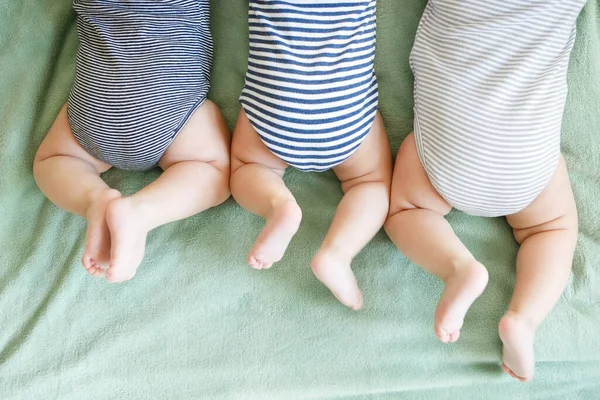 Neugeborene Drillinge Liegen Auf Bauch Auf Decke — Stockfoto